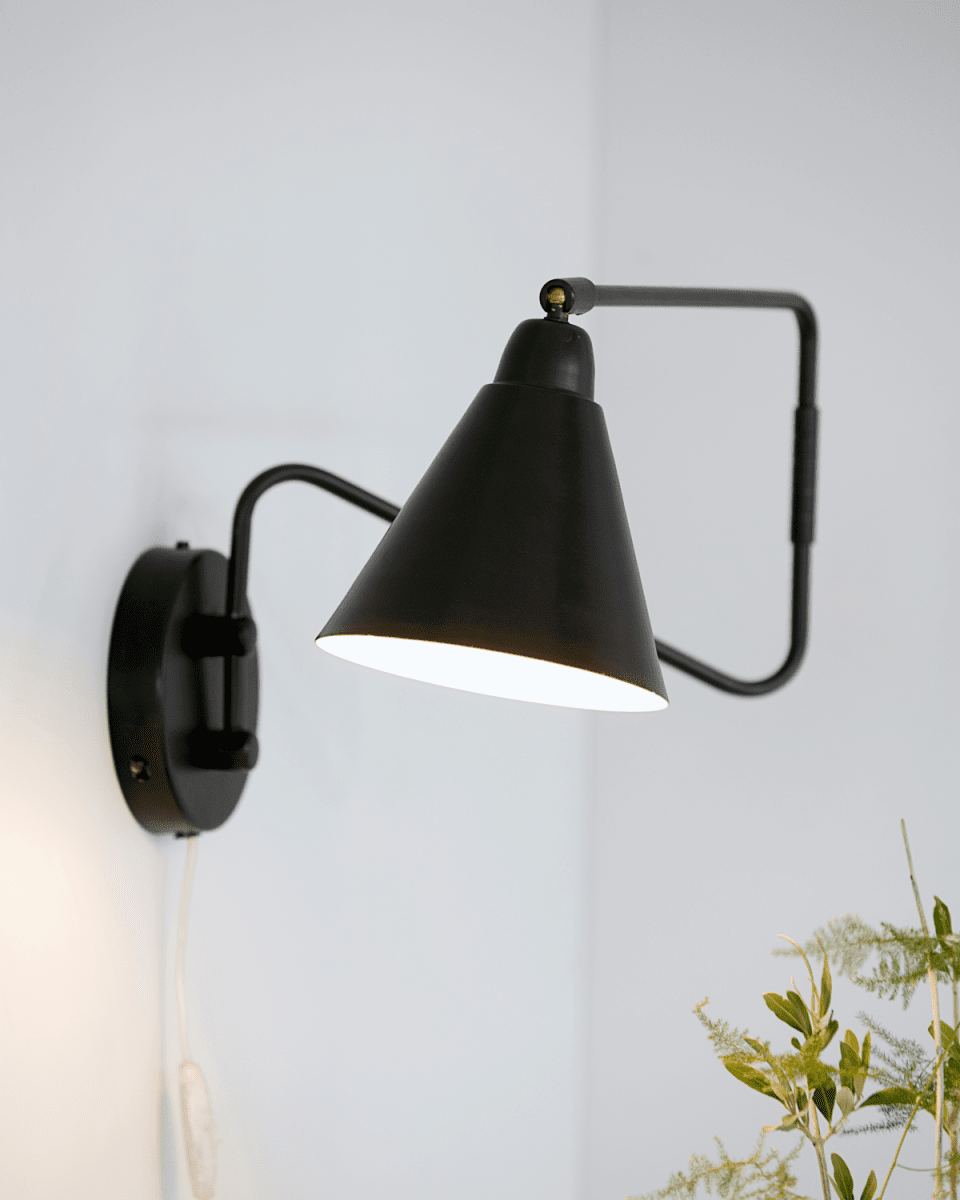 Game 76cm Schwarz wandlampe Von House Doctor - Das schwarze Metall verleiht der Lampe eine strenge und moderne Note, wodurch sie in die meisten Einrichtungen passt.