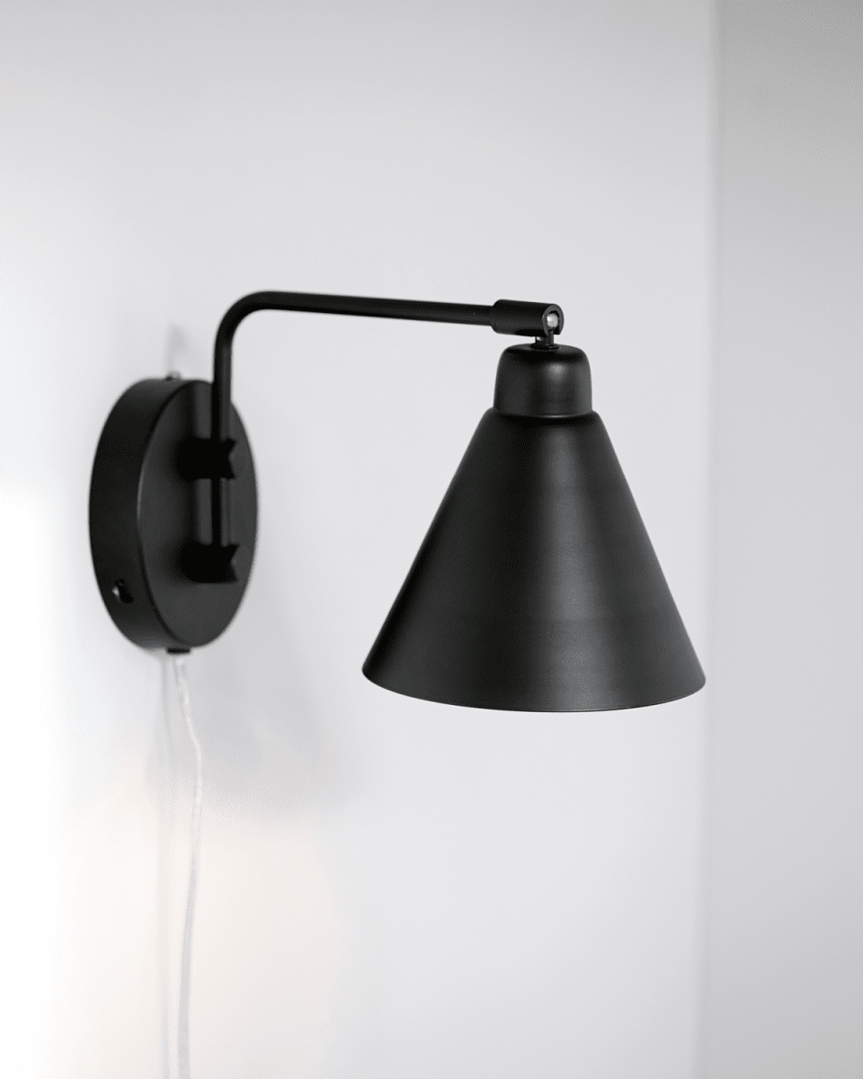 Game 30cm Schwarz wandlampe Von House Doctor - H&auml;ngen Sie die Lampe als stilvolle Nachttischlampe in Ihr Schlafzimmer oder h&auml;ngen Sie sie an die Wand.