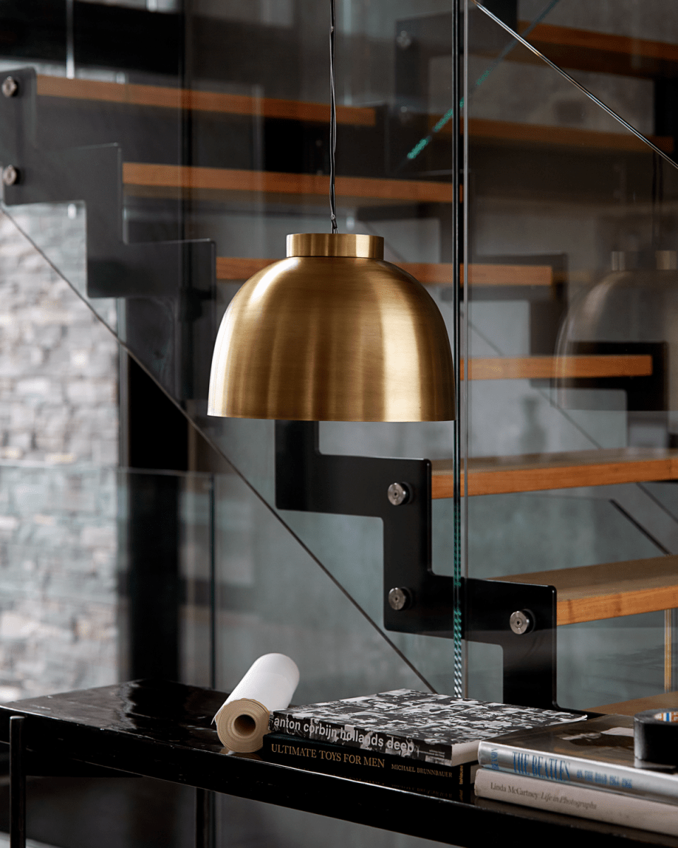 Bowl Ø35 Messing hängelampe Von House Doctor - Der industrielle Look in Kombination mit der schönen runden Form verleiht dem Design eine Weichheit, die es in die meisten Räume passt.