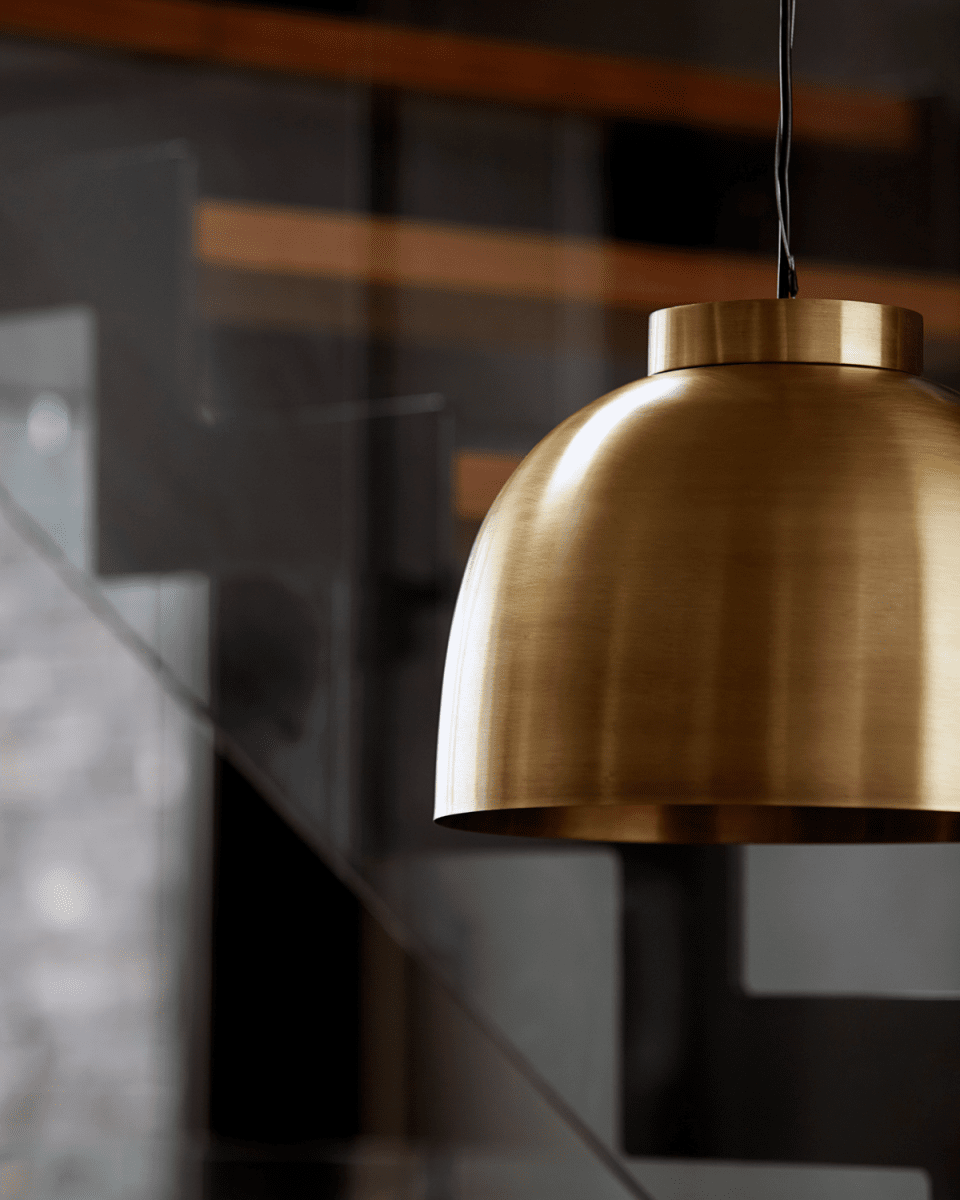 Bowl Ø35 Messing hängelampe Von House Doctor - Der industrielle Look in Kombination mit der schönen runden Form verleiht dem Design eine Weichheit, die es in die meisten Räume passt.