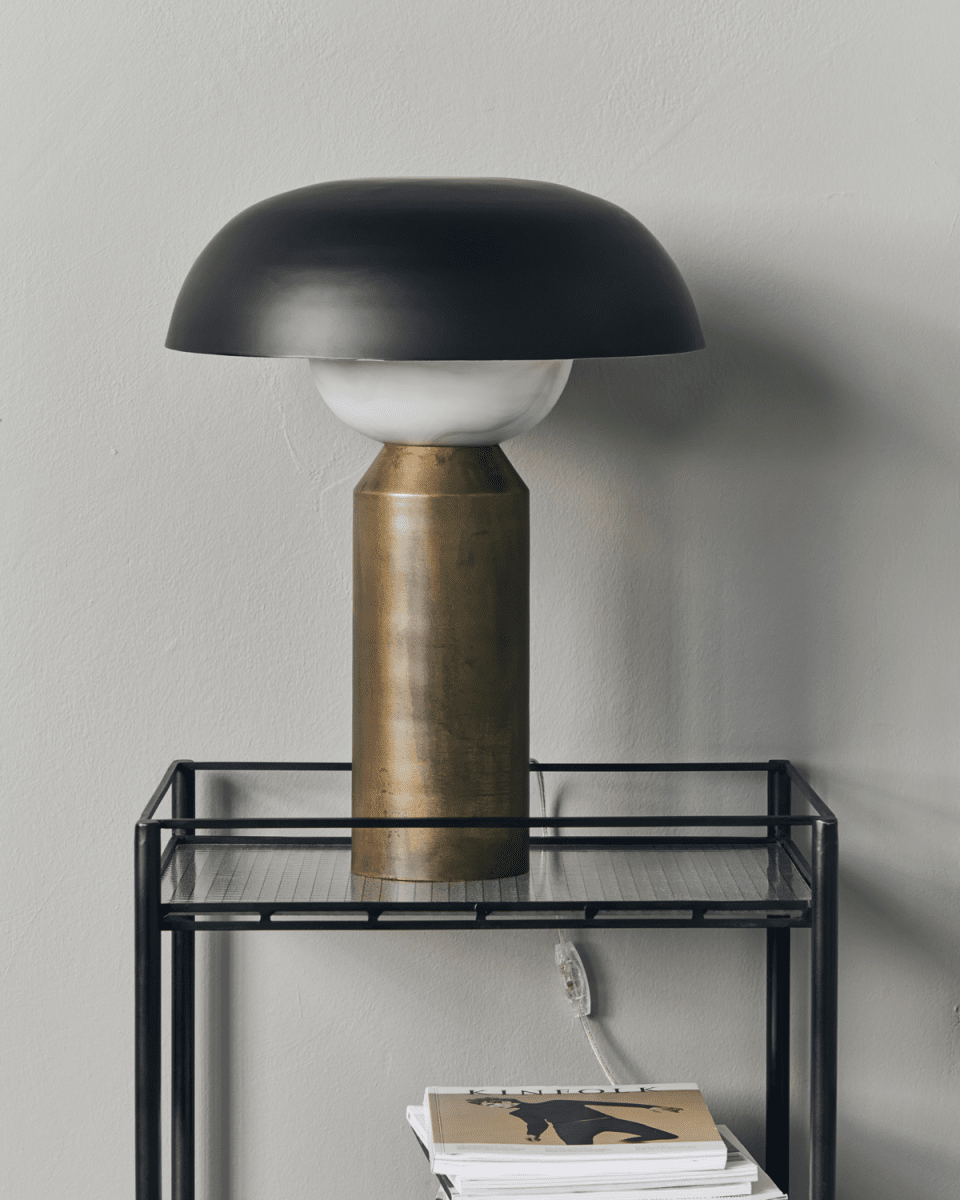 Big Fellow 55cm Antikes Messing tischlampe Von House Doctor - Big Fellow von House Doctor ist eine Tischlampe, die auf elegante Weise klassisches und skulpturales Design vereint.