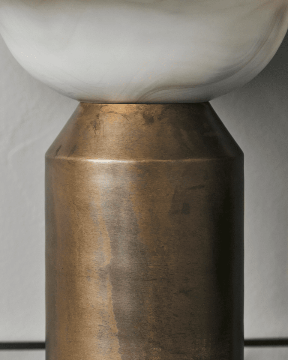 Big Fellow 55cm Antikes Messing tischlampe Von House Doctor - Big Fellow von House Doctor ist eine Tischlampe, die auf elegante Weise klassisches und skulpturales Design vereint.