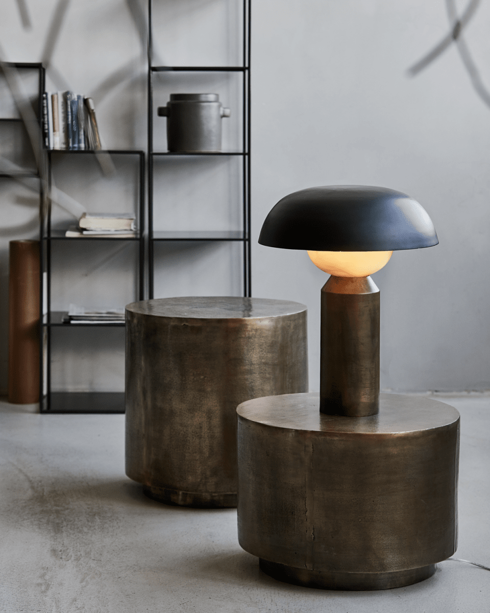 Big Fellow 55cm Antikes Messing tischlampe Von House Doctor - Big Fellow von House Doctor ist eine Tischlampe, die auf elegante Weise klassisches und skulpturales Design vereint.