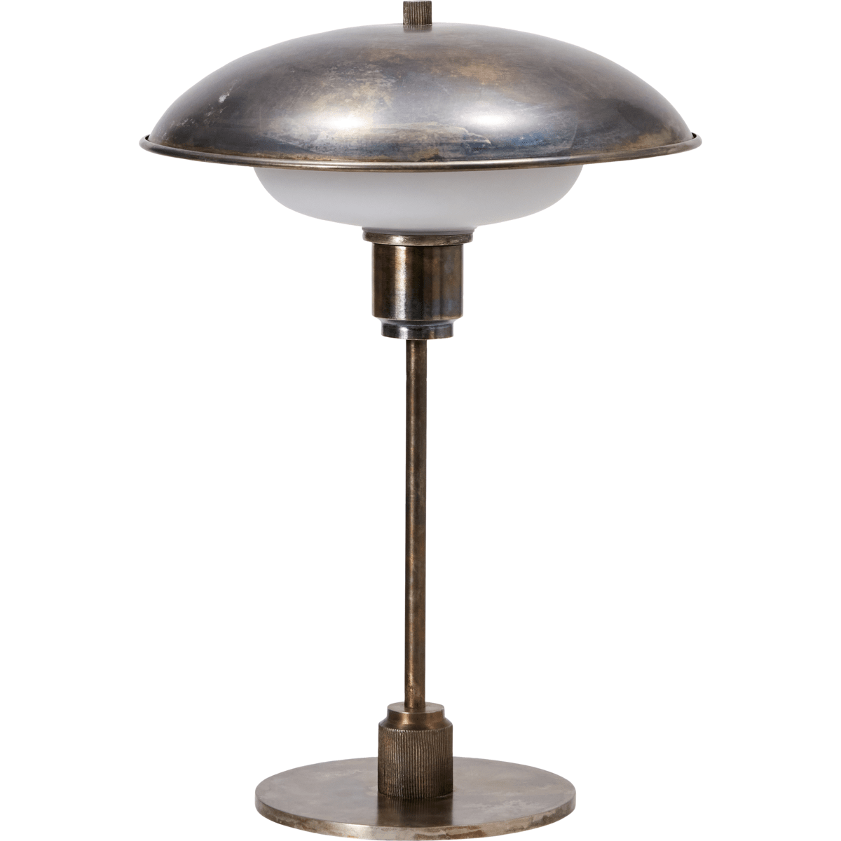 Boston 42cm Antikbraun tischlampe Von House Doctor - Es handelt sich um einen modernen Klassiker mit industriellem Touch dank des Eisenmaterials und der Oberflächenbehandlung von Lampenschirm und Sockel.