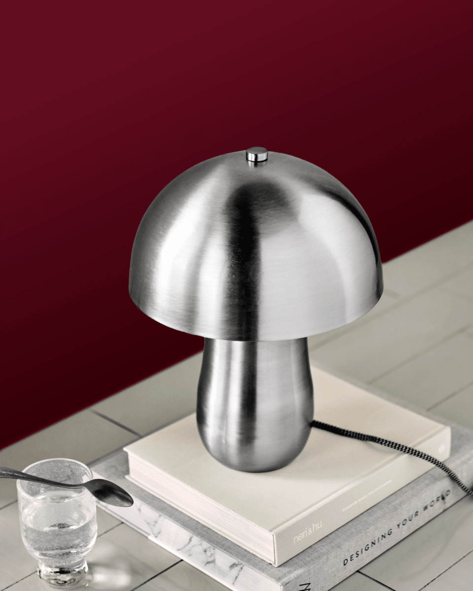 Roomie 33cm Gebürstetes Silber tischlampe Von House Doctor - Modern und stilvoll auf dem Schreibtisch, eine pers&ouml;nliche Note auf dem Nachttisch oder als dekoratives Detail im Wohnzimmer &ndash; die Leuchte wertet jeden Raum mit subtiler Finesse auf.