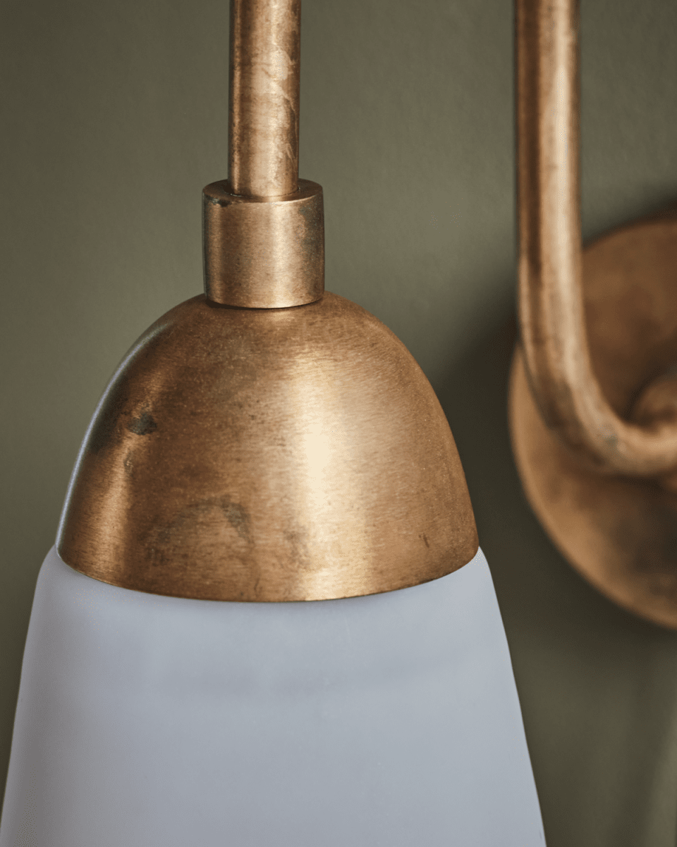 Drop 45cm Antikes Messing wandlampe Von House Doctor - Verwandeln Sie Ihr Interieur mit dieser Wandlampe aus antikem Messing mit einem tropfenförmigen Schirm aus Opalglas.