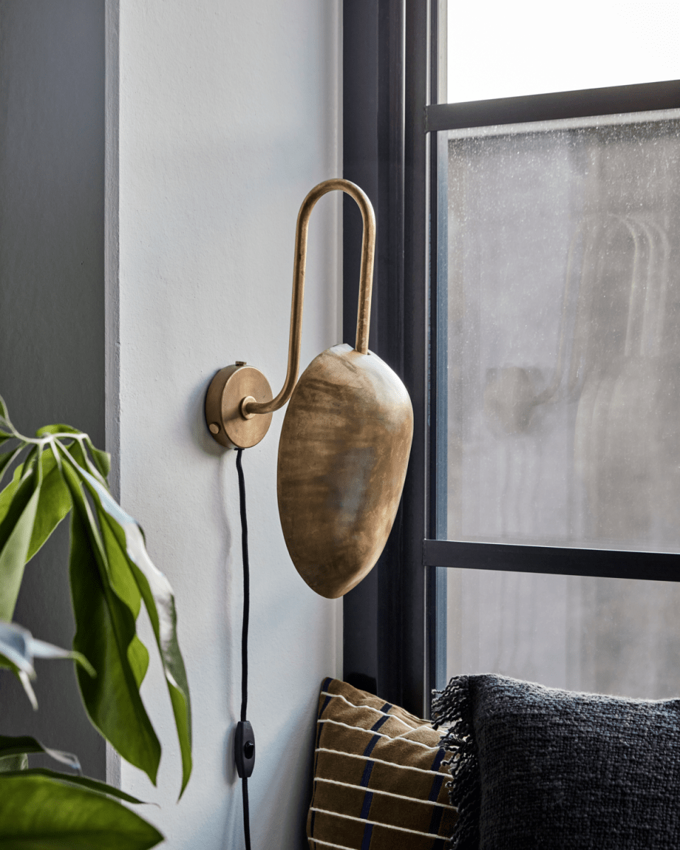 Swan 43cm Antikes Messing wandlampe Von House Doctor - Verschönern Sie Ihr Zuhause mit dieser eleganten Wandlampe aus antikem Messing, die sowohl Stil als auch Funktionalität bietet.