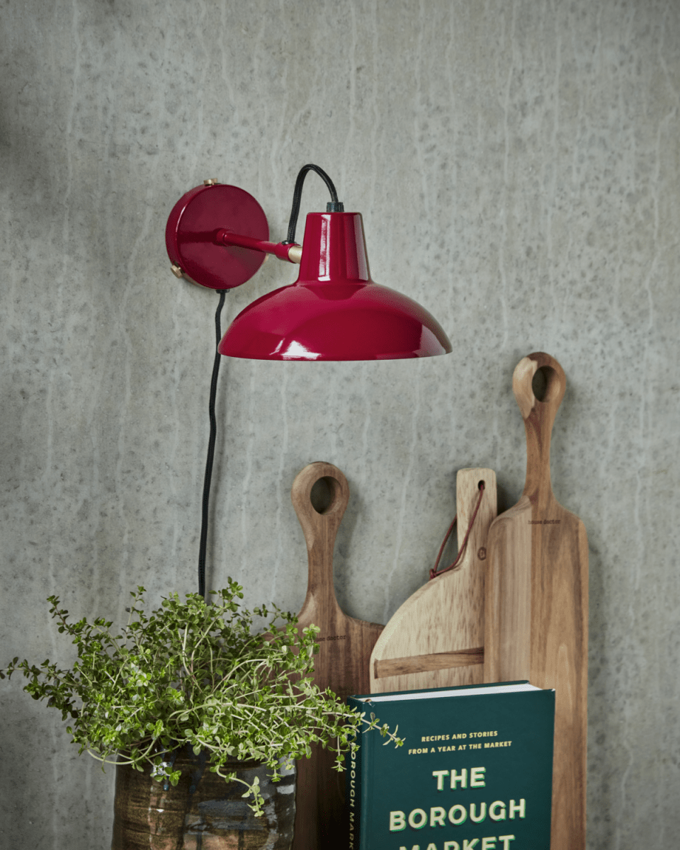 Desk Ø18 ROT wandlampe Von House Doctor - Verleihen Sie Ihrem Interieur mit dieser auffälligen Wandleuchte, die moderne und klassische Elemente vereint, einen auffälligen Touch.