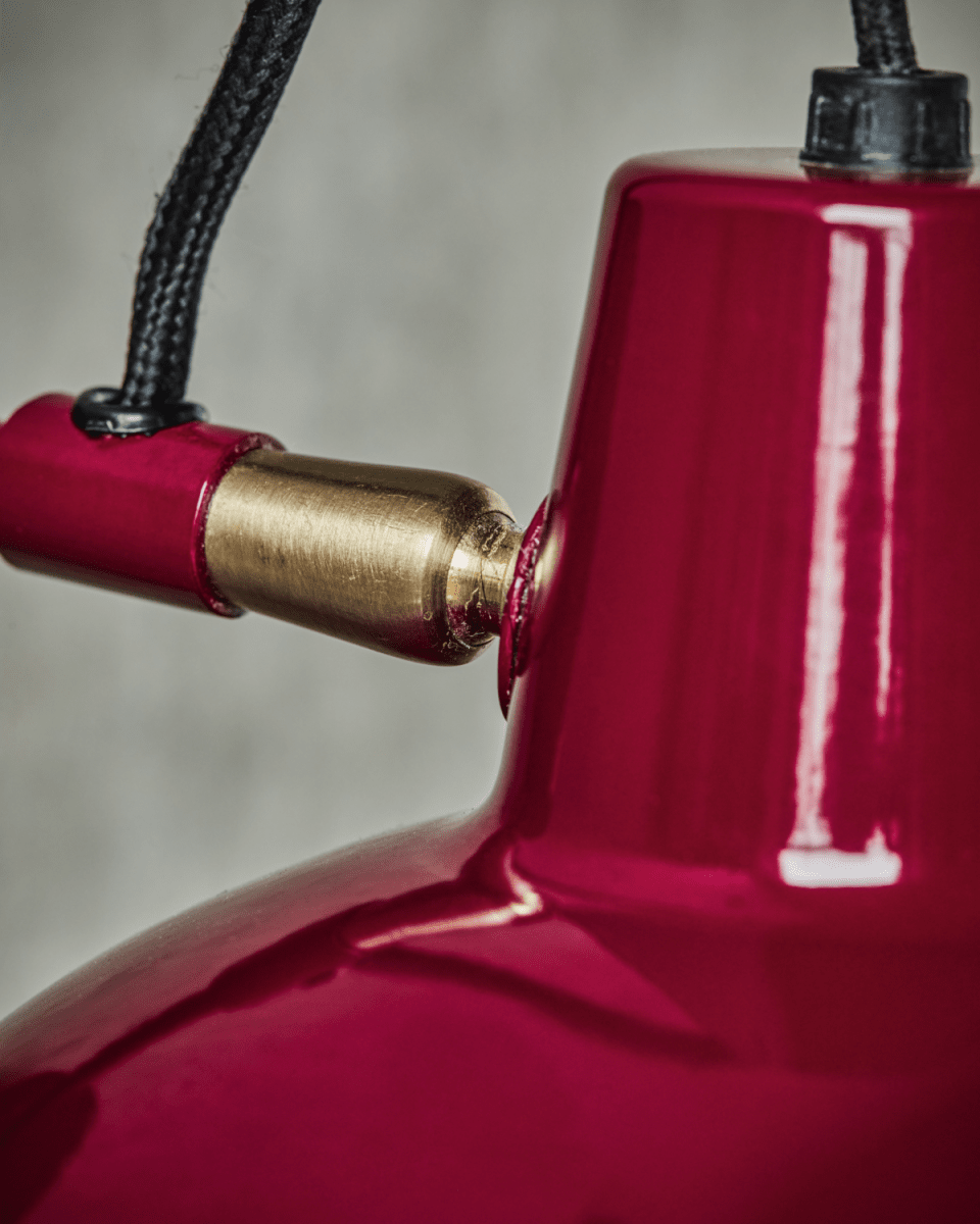 Desk Ø18 ROT wandlampe Von House Doctor - Verleihen Sie Ihrem Interieur mit dieser auffälligen Wandleuchte, die moderne und klassische Elemente vereint, einen auffälligen Touch.