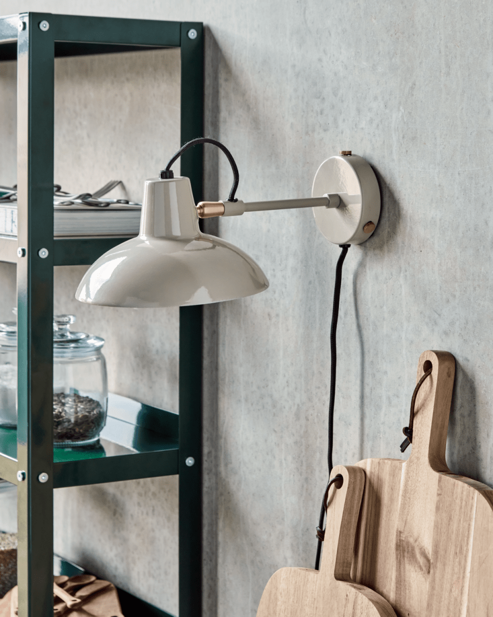 Desk Ø18 Grau wandlampe Von House Doctor - Verschönern Sie Ihr Zuhause mit dieser eleganten Wandleuchte, die zeitloses Design mit moderner Industrieästhetik verbindet.