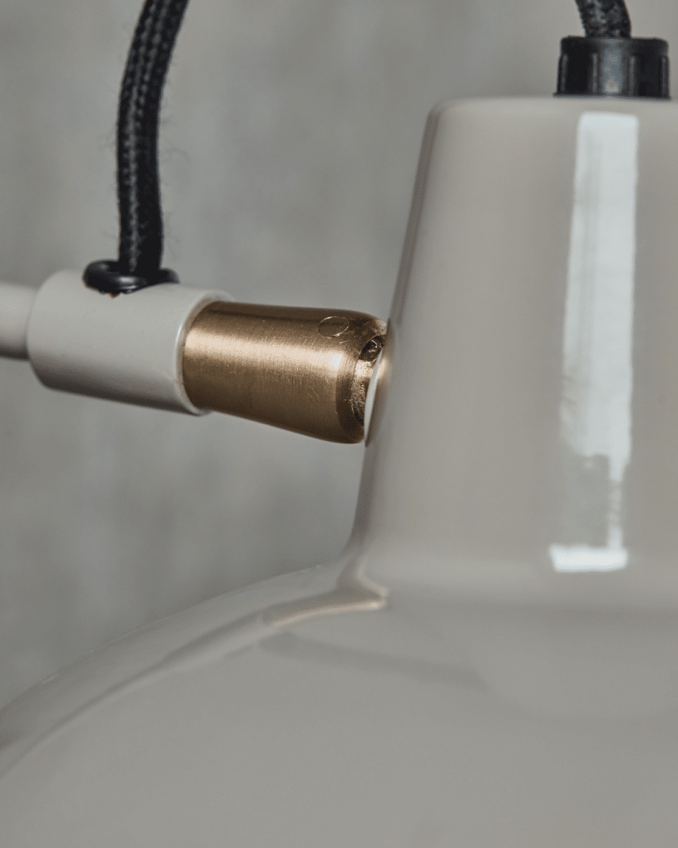 Desk Ø18 Grau wandlampe Von House Doctor - Verschönern Sie Ihr Zuhause mit dieser eleganten Wandleuchte, die zeitloses Design mit moderner Industrieästhetik verbindet.