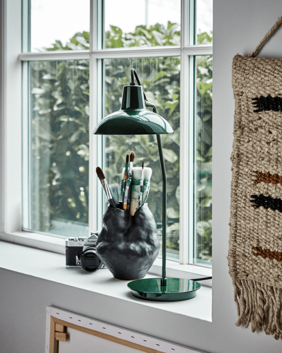 Desk 50cm Grün schreibtischlampe Von House Doctor - Durch die grüne Emaille-Oberfläche und die weiße Innenseite passt es perfekt in jeden Raum, egal ob im Büro, im Wohnzimmer oder neben dem Bett.