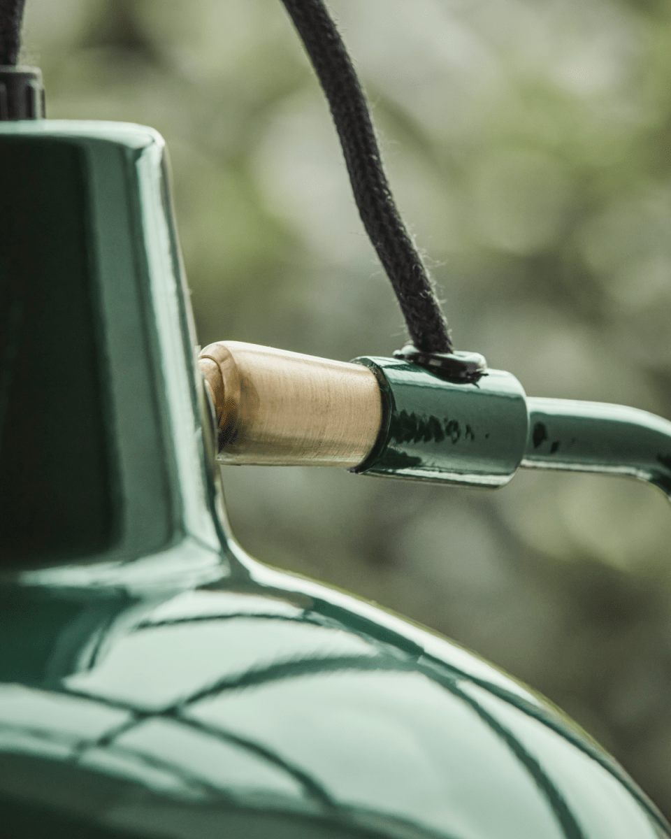 Desk 50cm Grün schreibtischlampe Von House Doctor - Durch die grüne Emaille-Oberfläche und die weiße Innenseite passt es perfekt in jeden Raum, egal ob im Büro, im Wohnzimmer oder neben dem Bett.