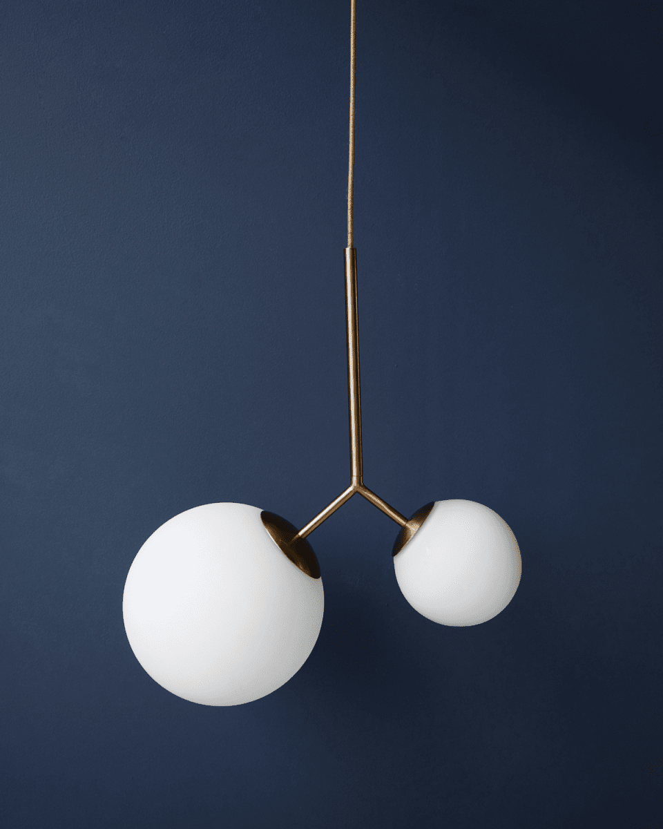 Twice 70cm Messing hängelampe Von House Doctor - Verwenden Sie es in der Eingangshalle, über dem Esstisch oder in einer Ecke des Wohnzimmers und erzeugen Sie einen wundervollen und einzigartigen Glanz im Innenraum.