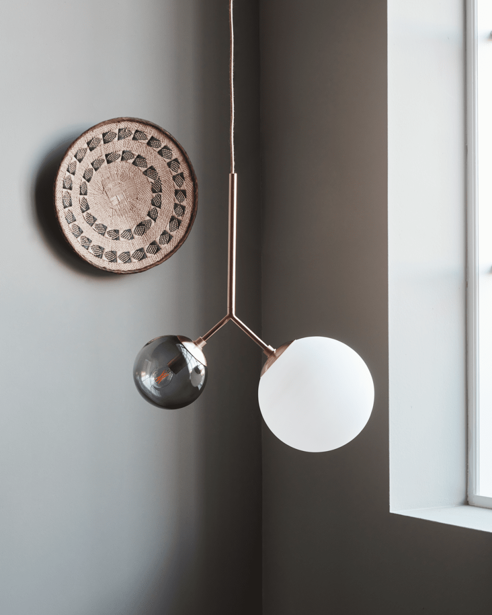 Twice 70cm Messing hängelampe Von House Doctor - Verwenden Sie es &uuml;ber dem Esstisch, in der K&uuml;che oder im Wohnzimmer und erzeugen Sie einen wunderbaren und einzigartigen Glanz im Innenraum.