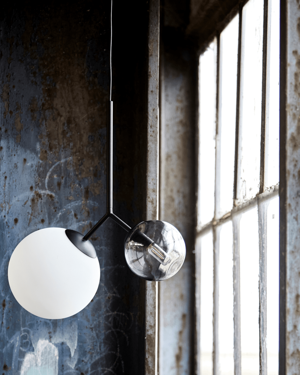 Twice 70cm Schwarz hängelampe Von House Doctor - Wie der Name schon sagt, verf&uuml;gt die Lampe &uuml;ber zwei Murmeln &ndash; eine aus rauchgrauem Glas und die andere aus wei&szlig;em Glas.