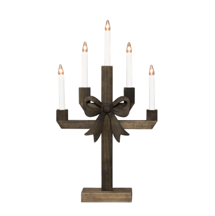 Kerstin Brauner Fleck Von Pixie Design - Kerstin ist ein dekorativer Kerzenst&auml;nder aus dunkelbraun gebeiztem Holz, verziert mit einer gro&szlig;en Schleife, die ihm einen charmanten und verspielten Ausdruck verleiht.