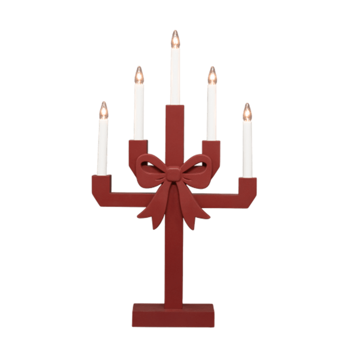 Kerstin ROT Von Pixie Design - Kerstin ist ein dekorativer Kerzenst&auml;nder aus Holz in Dunkelbraun, verziert mit einer gro&szlig;en Schleife, die ihm einen charmanten und verspielten Ausdruck verleiht.