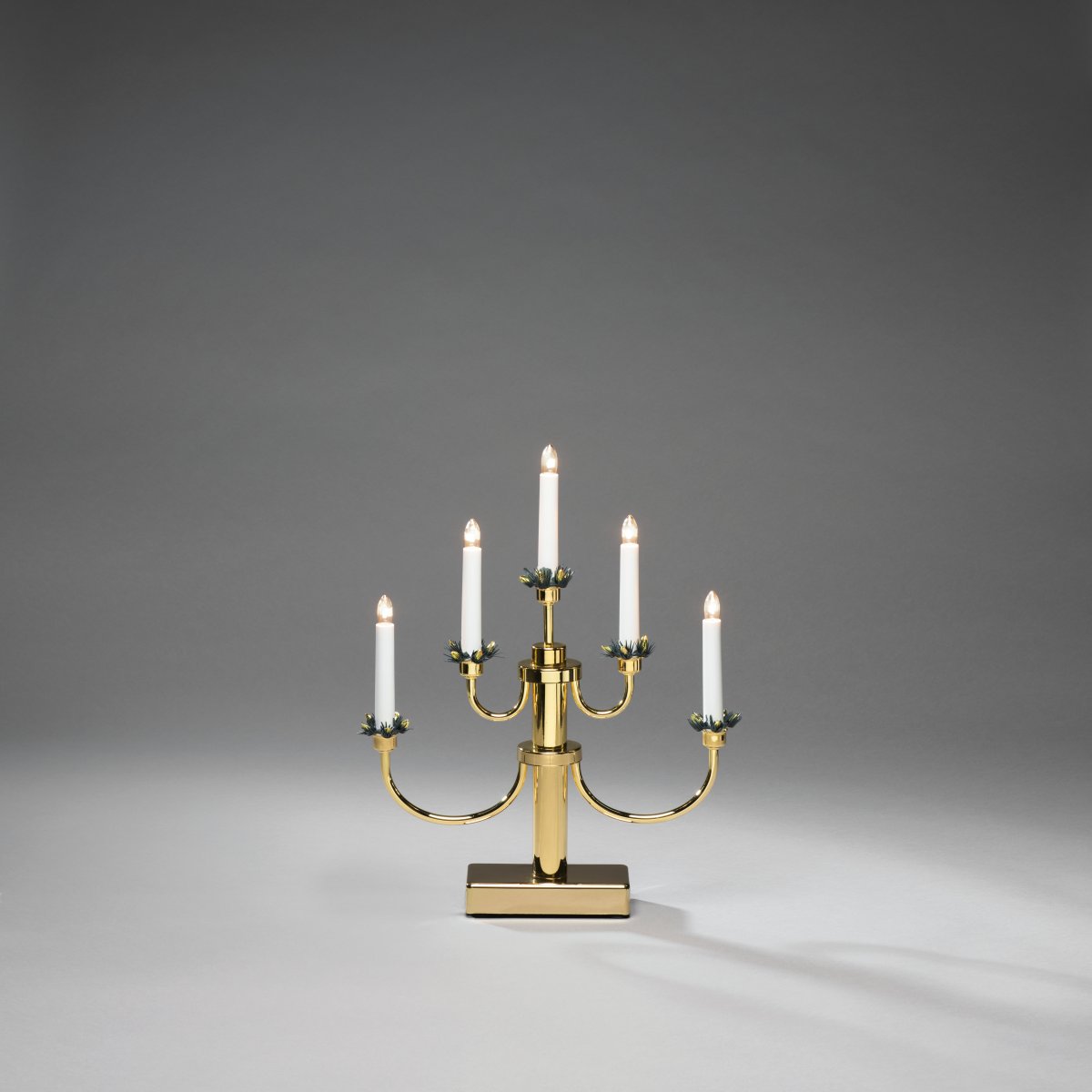 Candelabra 5 Lights Messing Von Konstsmide - Perfekt, um in der Advents- und Weihnachtszeit eine gem&uuml;tliche und einladende Atmosph&auml;re zu schaffen.
