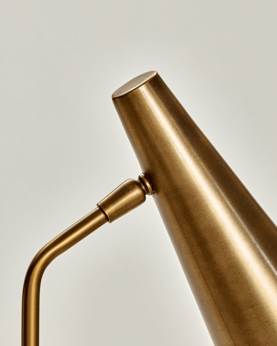 Precise 52cm Messing schreibtischlampe Von House Doctor - Die Tischleuchte Precise in Messingoptik passt in jedes Zuhause, unabhängig vom Einrichtungsstil.