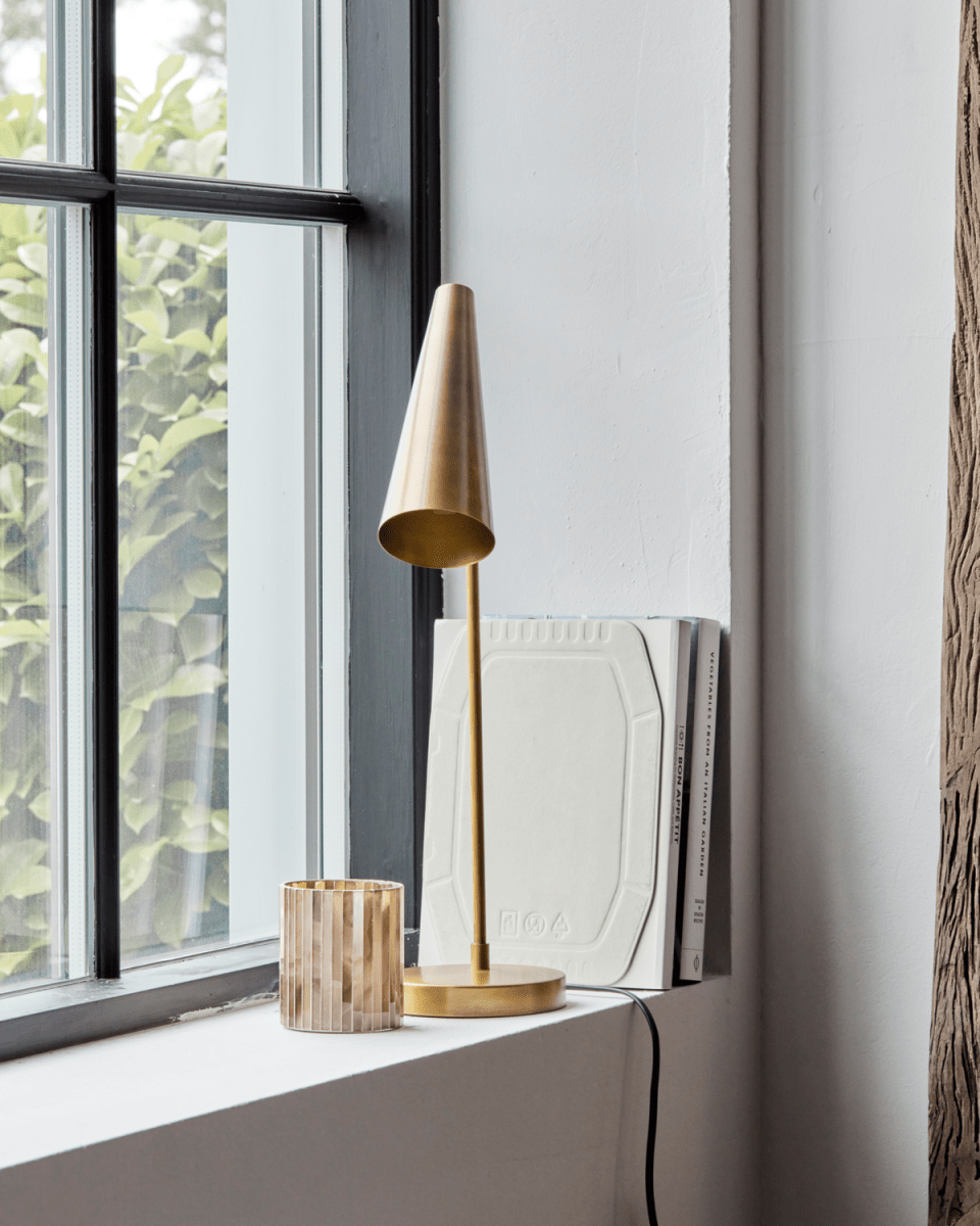 Precise 52cm Messing schreibtischlampe Von House Doctor - Die Tischleuchte Precise in Messingoptik passt in jedes Zuhause, unabhängig vom Einrichtungsstil.