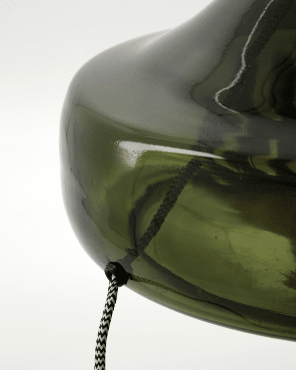 Matte 68cm Grün tischlampe Von House Doctor - Verwandeln Sie Ihr Zuhause mit dieser eleganten Tischlampe, die einen grünen Glassockel mit einem hellen, cremefarbenen Lampenschirm kombiniert.