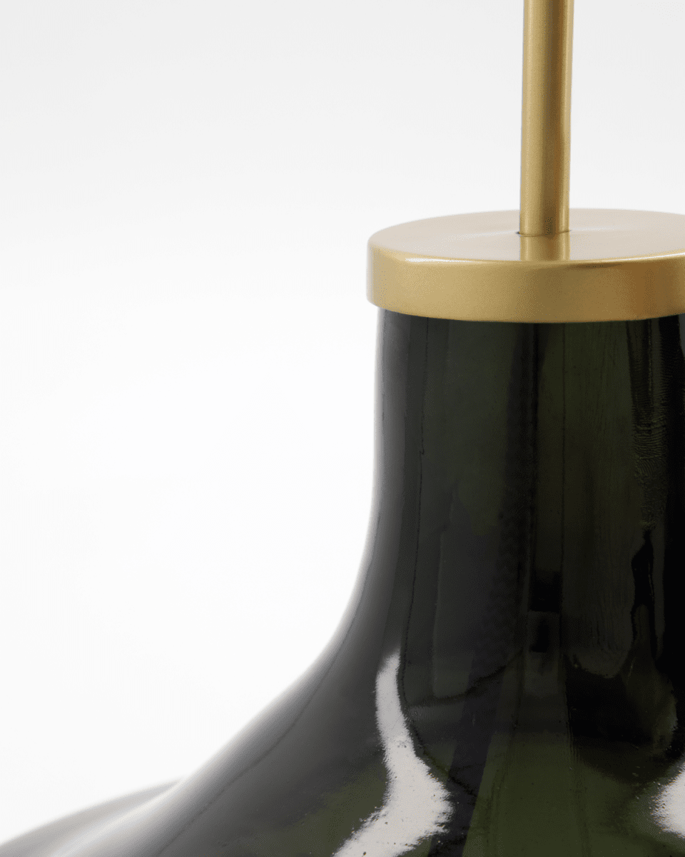 Matte 68cm Grün tischlampe Von House Doctor - Verwandeln Sie Ihr Zuhause mit dieser eleganten Tischlampe, die einen grünen Glassockel mit einem hellen, cremefarbenen Lampenschirm kombiniert.