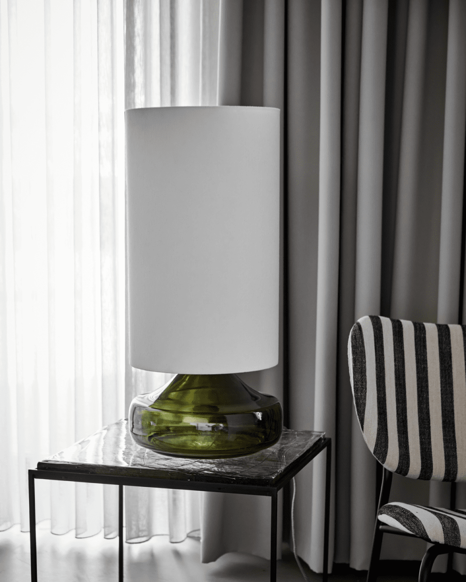 Matte 68cm Grün tischlampe Von House Doctor - Verwandeln Sie Ihr Zuhause mit dieser eleganten Tischlampe, die einen grünen Glassockel mit einem hellen, cremefarbenen Lampenschirm kombiniert.