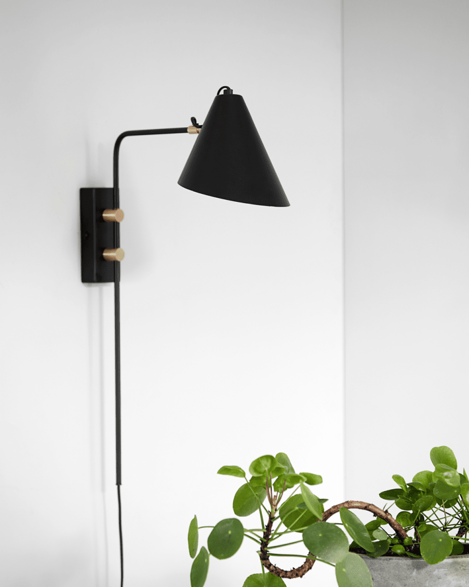Club 45cm Schwarz wandlampe Von House Doctor - Die Lampe hat einen industriellen und skulpturalen Ausdruck, der im Interieur ein stilvolles Ergebnis erzeugt.