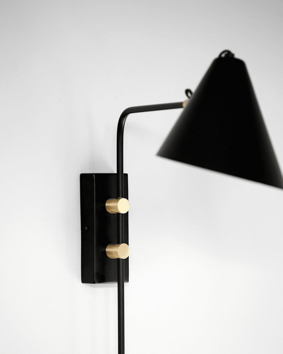 Club 45cm Schwarz wandlampe Von House Doctor - Die Lampe hat einen industriellen und skulpturalen Ausdruck, der im Interieur ein stilvolles Ergebnis erzeugt.