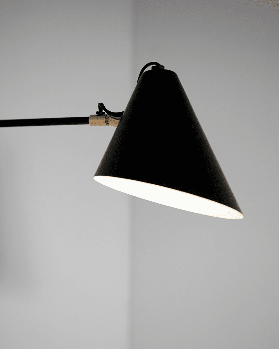 Club 45cm Schwarz wandlampe Von House Doctor - Die Lampe hat einen industriellen und skulpturalen Ausdruck, der im Interieur ein stilvolles Ergebnis erzeugt.
