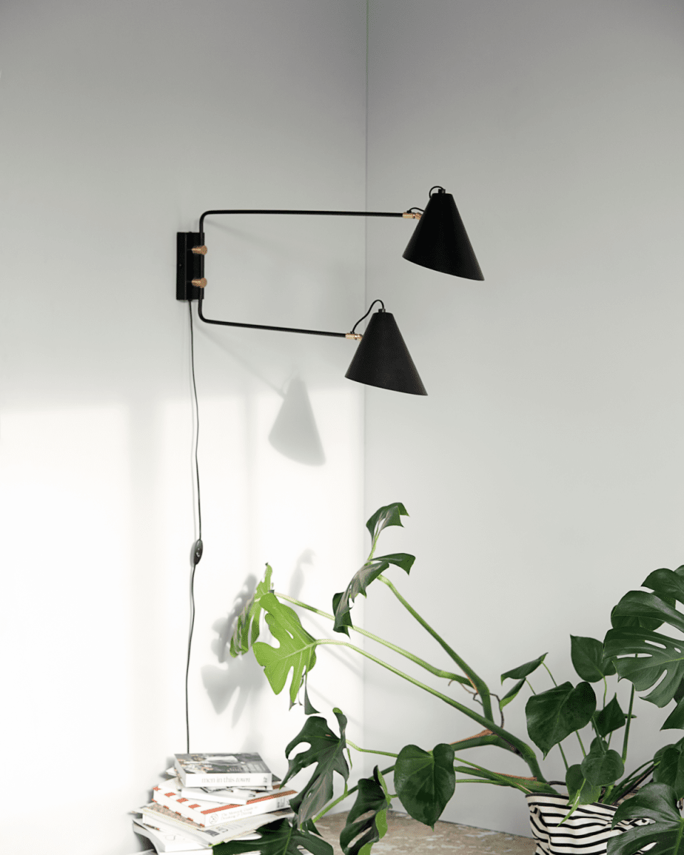 Club Double 80cm Schwarz wandlampe Von House Doctor - Die Kombination aus schwarzem Eisen und goldenem Messing verleiht dem Design zudem eine warme Note.