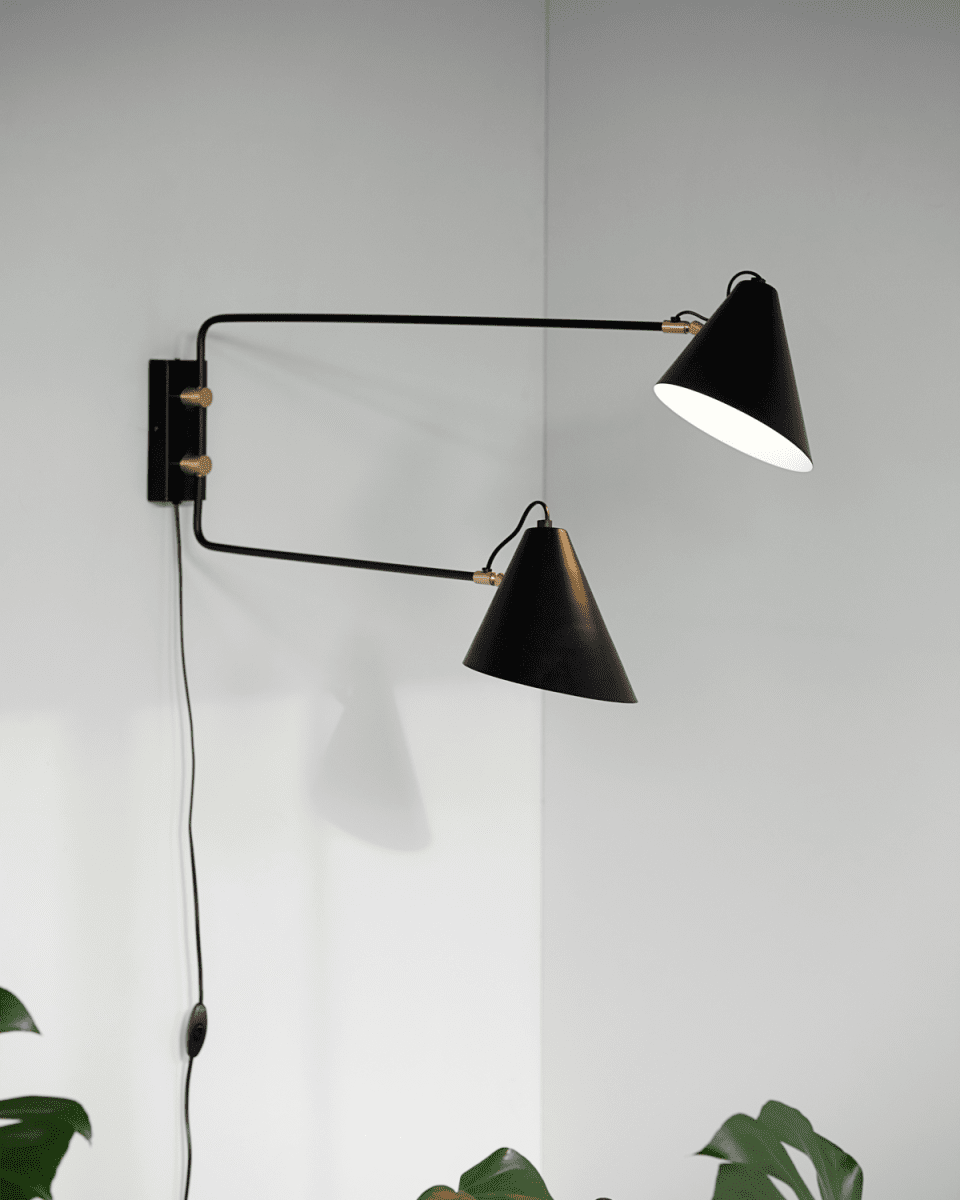 Club Double 80cm Schwarz wandlampe Von House Doctor - Die Kombination aus schwarzem Eisen und goldenem Messing verleiht dem Design zudem eine warme Note.