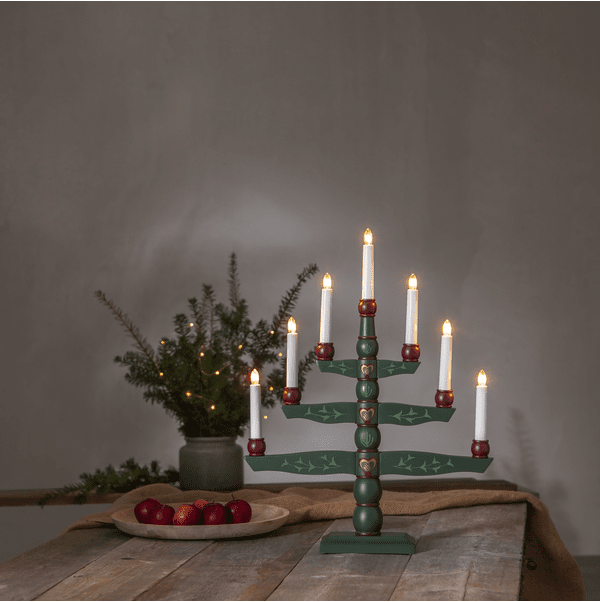 Tradition Grün Von Star Trading - Traditioneller Kerzenst&auml;nder aus Holz in Gr&uuml;n mit dekorativen Details.