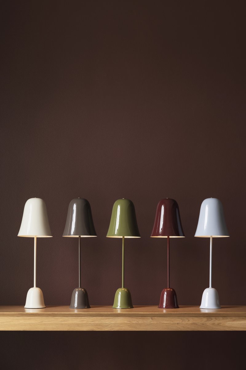 Blåklockan 50cm Olivgrün tischlampe Von Globen Lighting - Ihr Design ist von Schwedens Nationalblume inspiriert: Der sanft glockenf&ouml;rmige Schirm und der schlanke Fu&szlig; erinnern an den zarten St&auml;ngel der Glockenblume.