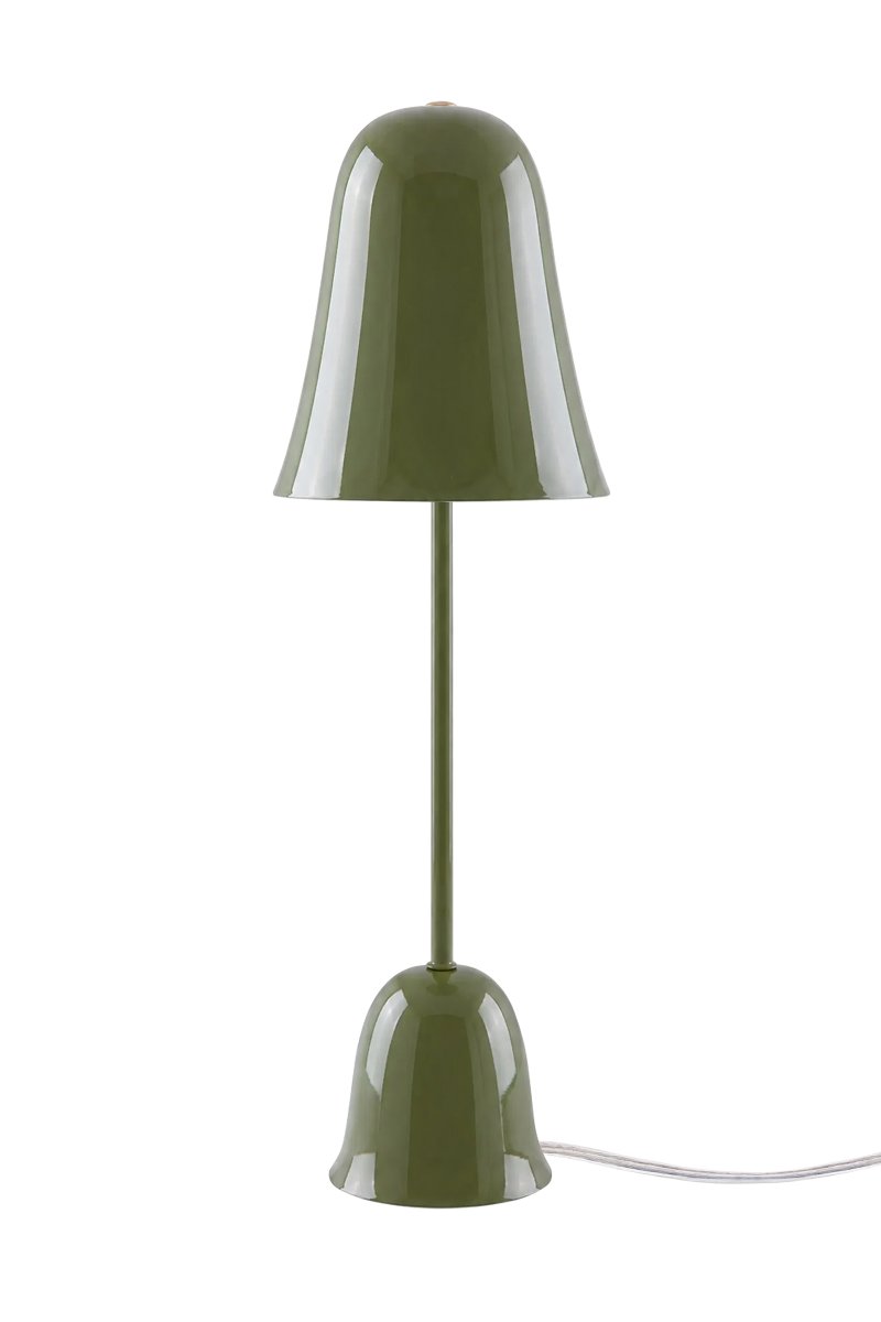 Blåklockan 50cm Olivgrün tischlampe Von Globen Lighting - Ihr Design ist von Schwedens Nationalblume inspiriert: Der sanft glockenf&ouml;rmige Schirm und der schlanke Fu&szlig; erinnern an den zarten St&auml;ngel der Glockenblume.