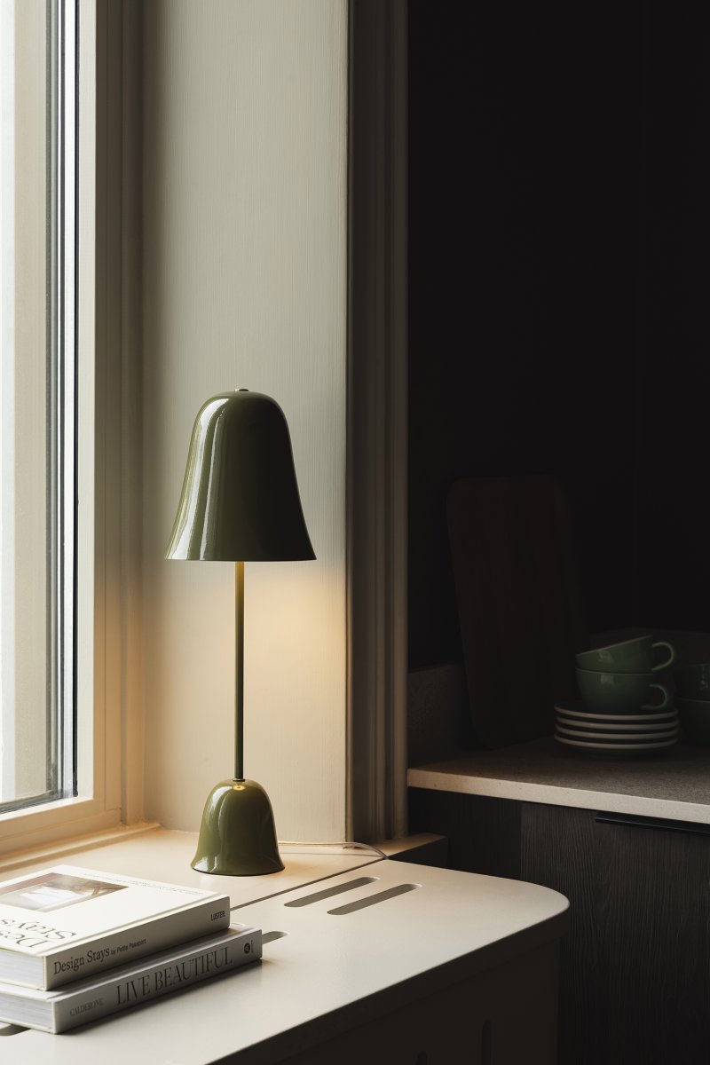 Blåklockan 50cm Olivgrün tischlampe Von Globen Lighting - Ihr Design ist von Schwedens Nationalblume inspiriert: Der sanft glockenf&ouml;rmige Schirm und der schlanke Fu&szlig; erinnern an den zarten St&auml;ngel der Glockenblume.