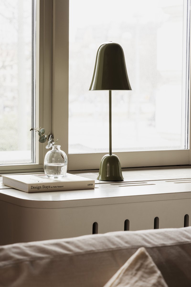 Blåklockan 50cm Olivgrün tischlampe Von Globen Lighting - Ihr Design ist von Schwedens Nationalblume inspiriert: Der sanft glockenf&ouml;rmige Schirm und der schlanke Fu&szlig; erinnern an den zarten St&auml;ngel der Glockenblume.