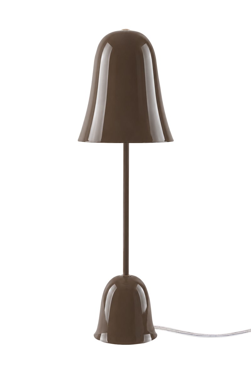 Blåklockan 50cm Braun tischlampe Von Globen Lighting - Die Tischleuchte „Blue Bell“ ist ein elegantes und zeitloses Design aus Eisen mit einer hochglänzenden, braunen Oberfläche.