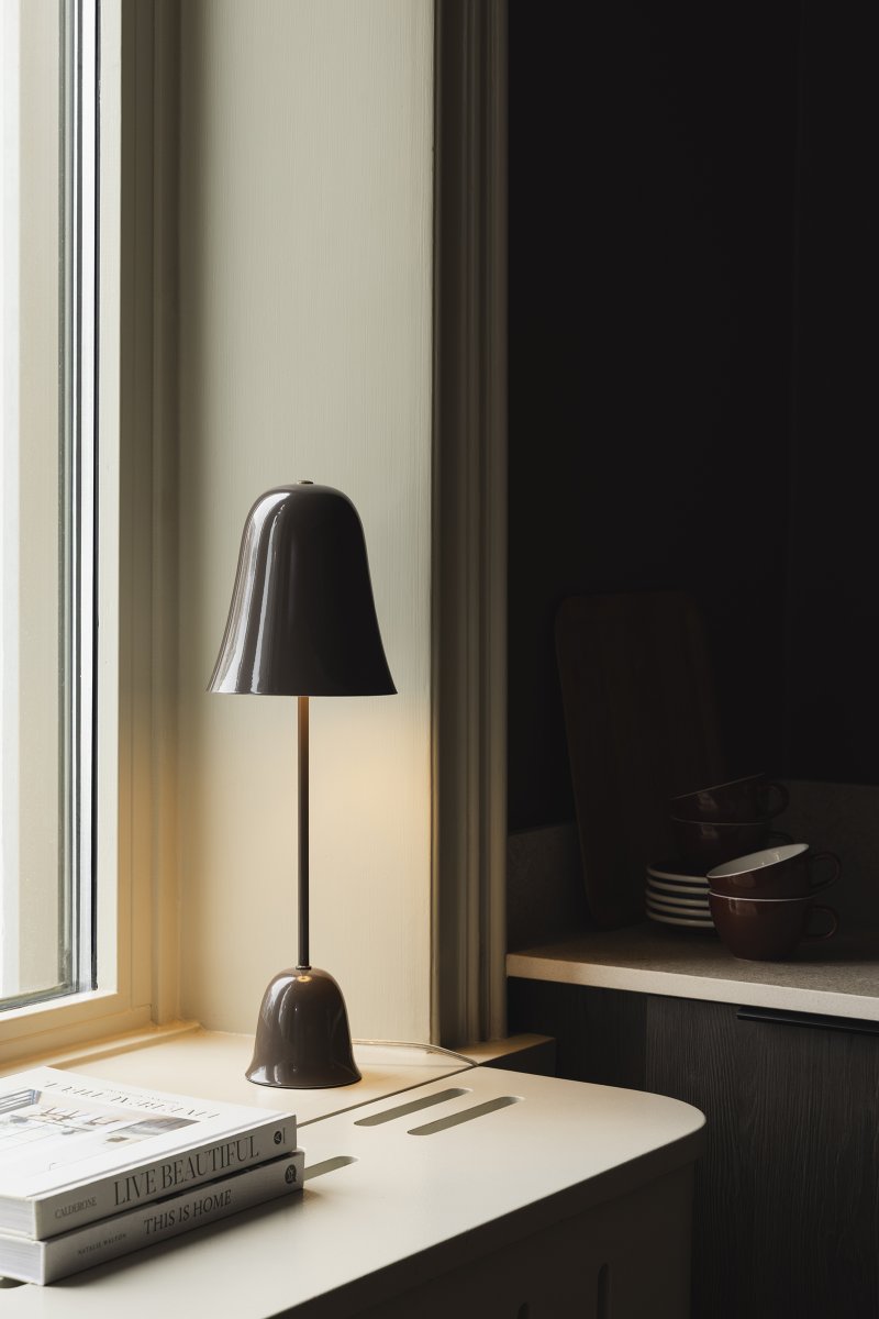 Blåklockan 50cm Braun tischlampe Von Globen Lighting - Die Tischleuchte „Blue Bell“ ist ein elegantes und zeitloses Design aus Eisen mit einer hochglänzenden, braunen Oberfläche.
