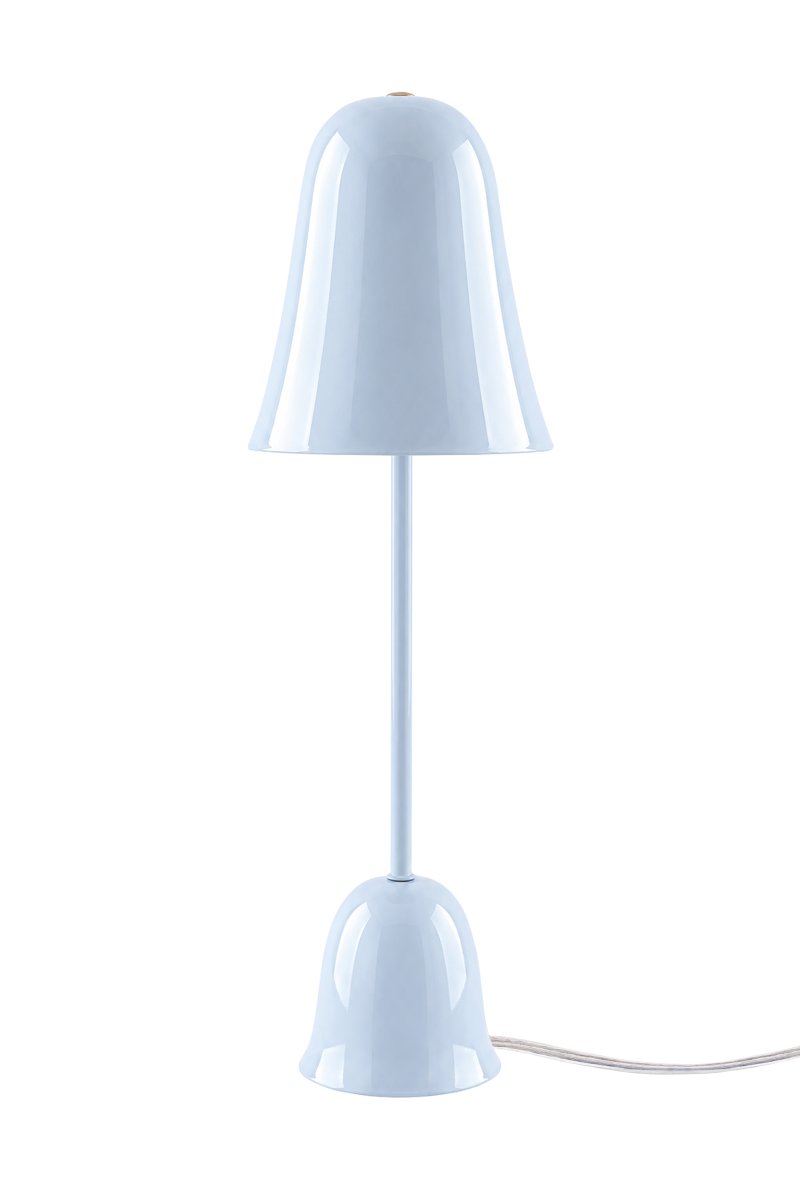 Blåklockan 50cm Hellblau tischlampe Von Globen Lighting - Die Tischleuchte „Blue Bell“ ist ein elegantes und zeitloses Design aus Eisen mit einer hochglänzenden, hellblauen Lackierung.
