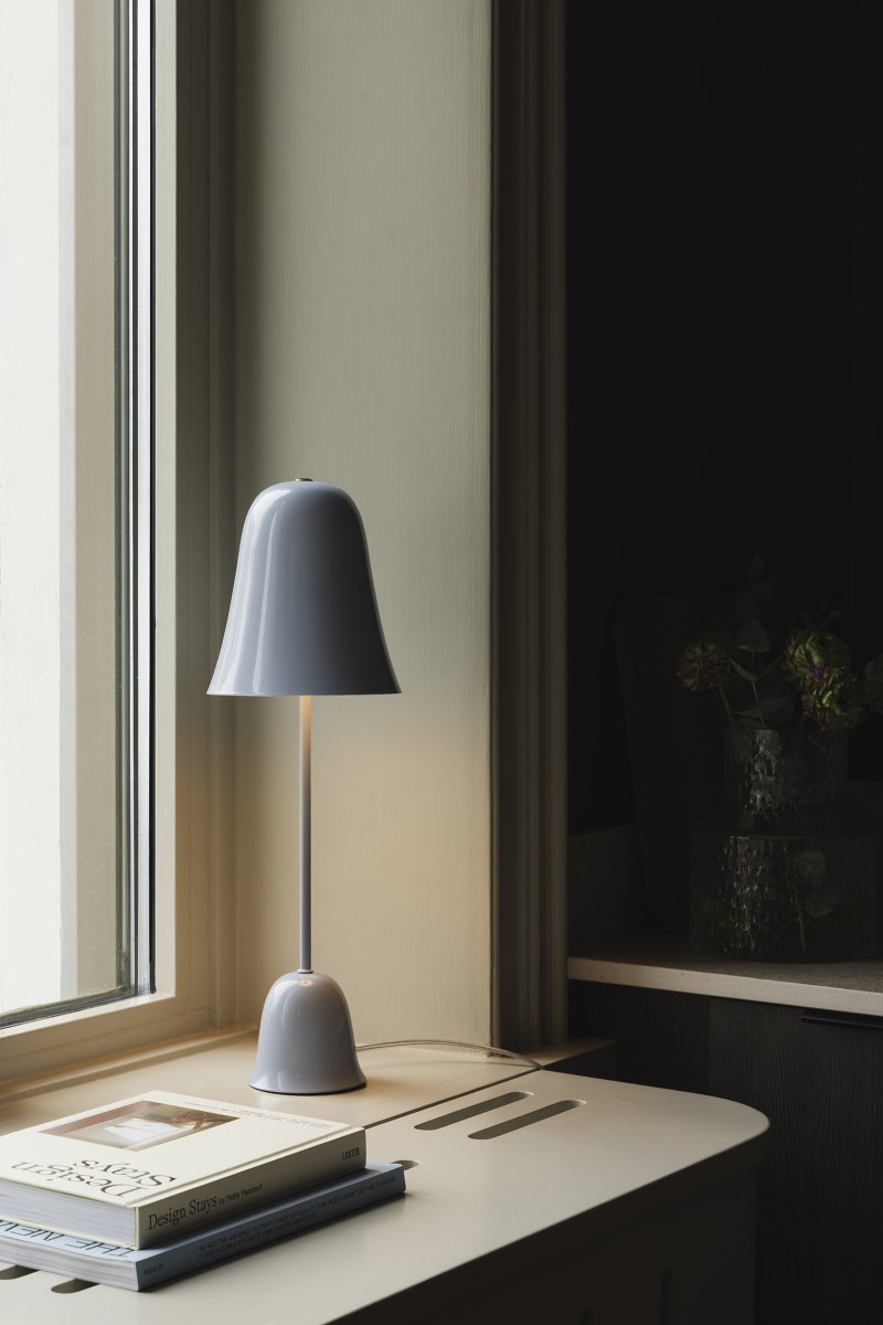 Blåklockan 50cm Hellblau tischlampe Von Globen Lighting - Die Tischleuchte „Blue Bell“ ist ein elegantes und zeitloses Design aus Eisen mit einer hochglänzenden, hellblauen Lackierung.