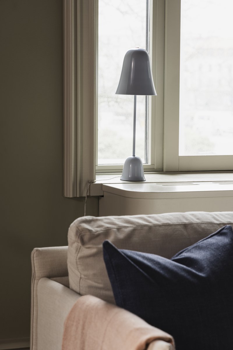 Blåklockan 50cm Hellblau tischlampe Von Globen Lighting - Die Tischleuchte „Blue Bell“ ist ein elegantes und zeitloses Design aus Eisen mit einer hochglänzenden, hellblauen Lackierung.