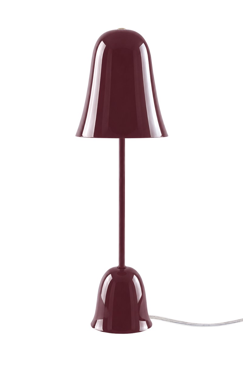 Blåklockan 50cm Burgund tischlampe Von Globen Lighting - Ihr Design ist von Schwedens Nationalblume inspiriert: Der sanft glockenförmige Schirm und der schlanke Fuß erinnern an den zarten Stängel der Glockenblume.