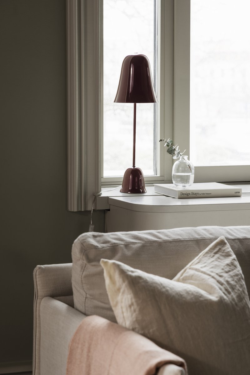 Blåklockan 50cm Burgund tischlampe Von Globen Lighting - Ihr Design ist von Schwedens Nationalblume inspiriert: Der sanft glockenförmige Schirm und der schlanke Fuß erinnern an den zarten Stängel der Glockenblume.