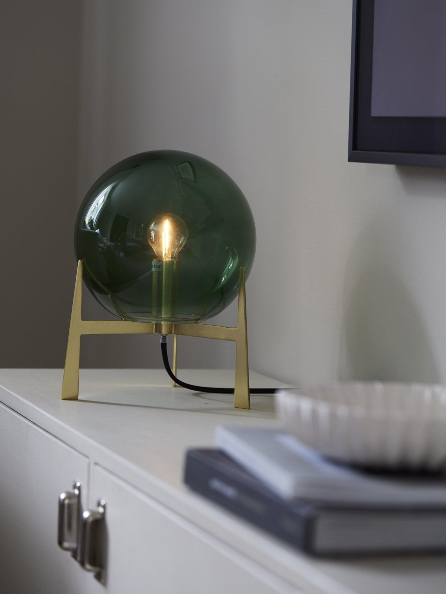 Milla 28cm Grün tischlampe Von PR Home - Moderne und trendige Tischlampe mit rundem gr&uuml;nem Glasschirm und Messingsockel.