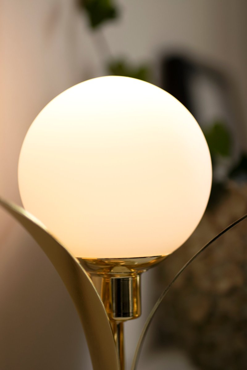 Savoy 26cm Messing tischlampe Von Globen Lighting - Tischlampe mit drei wunderschönen, messingbeschichteten Biegeblättern, die in der Mitte ein opalfarbenes, rundes Glas halten.