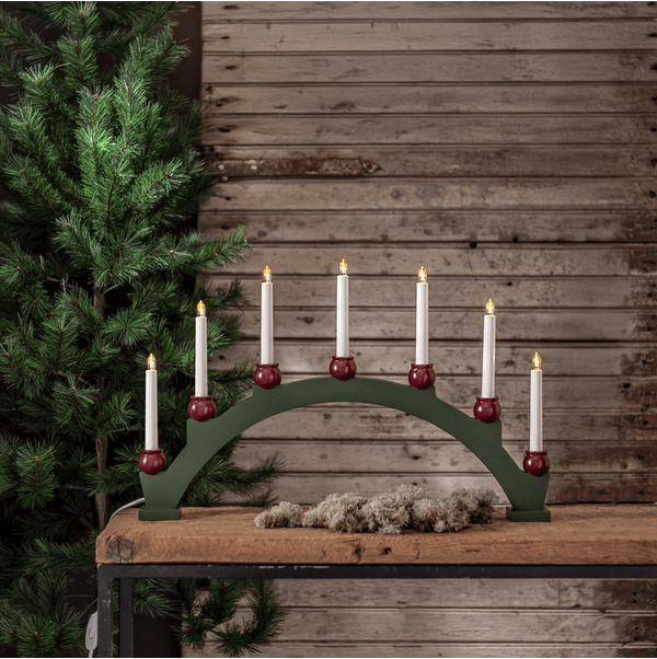 Mora Grün Von Star Trading - F&uuml;nf LED-Kerzen in roten Haltern sorgen f&uuml;r ein gem&uuml;tliches Licht und einen traditionellen Lichteffekt.