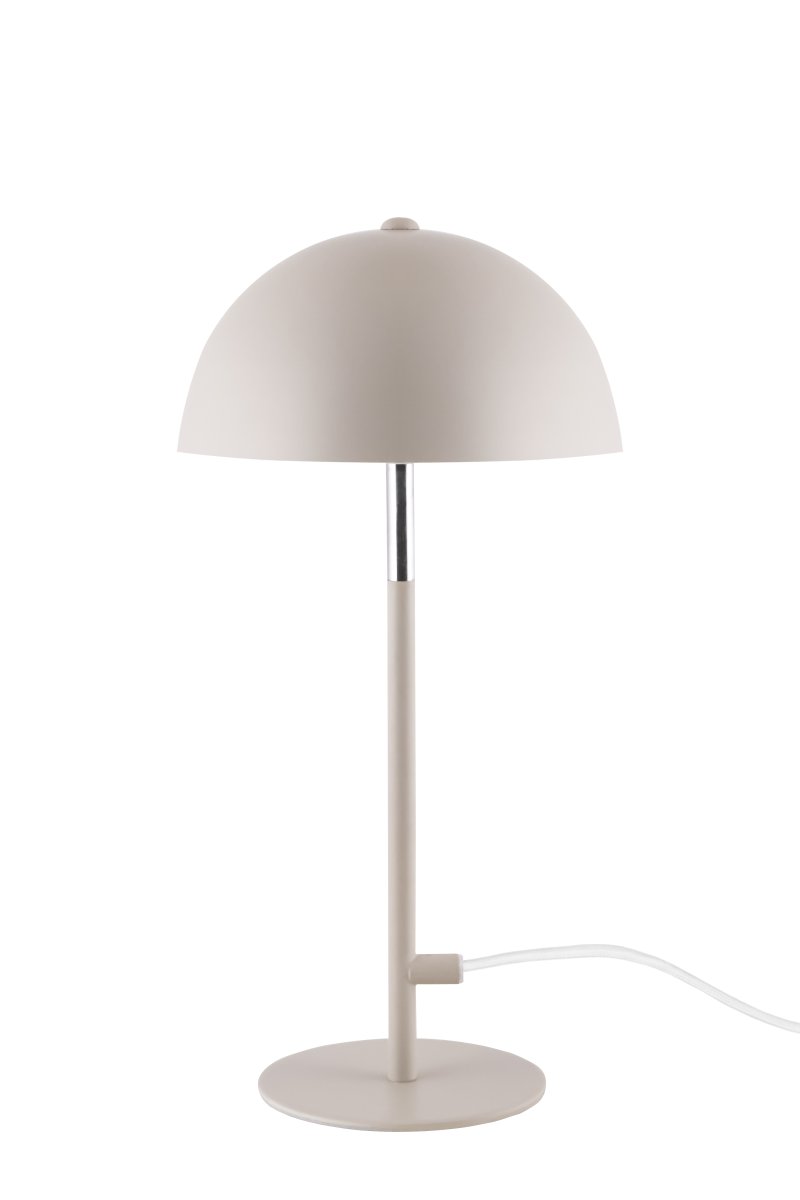 Icon 36cm Hellbraun tischlampe Von Globen Lighting - Tischleuchte mit mattem Metallschirm in hellem Lattebraun mit Chromdetails.