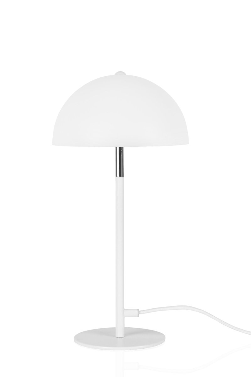 Icon 36cm Weiß tischlampe Von Globen Lighting - Tischlampe mit mattweiß lackiertem Metallschirm und -fuß mit Chromdetails.